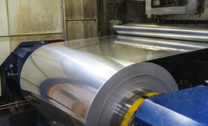 bobina-de-acero-inoxidable-durante-proceso-de-laminado-en-frio